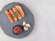 Сосиски в слоеном тесте бездрожжевом на сковороде