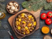 Куриная печень в сметане с луком и морковью