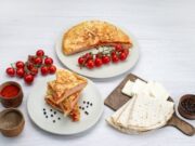 Лаваш с сыром и ветчиной в яйце на сковороде