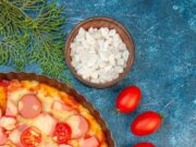 Рецепт пиццы с колбасой, сыром и помидорами