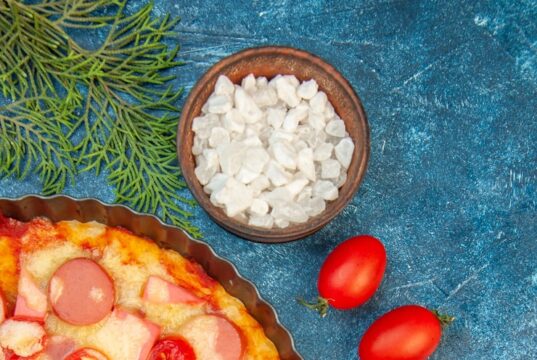 Рецепт пиццы с колбасой, сыром и помидорами