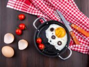 Пошаговый рецепт яичницы с помидорами и сыром