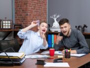 Прощаемся с коллегой: юмор в словах