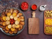 Картошка с мясом на мангале в казане