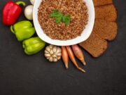 Гречка с овощами и мясом на сковороде