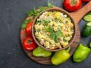 Салат с рисом, кукурузой и огурцом