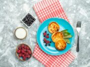 Классический рецепт сырников с изюмом на сковороде