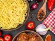 Тефтели с рисом в сметанном соусе на сковороде по рецепту садика