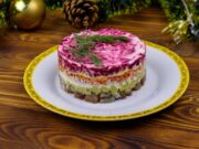 Приготовление печеночного торта из свиной печени с луком и морковью