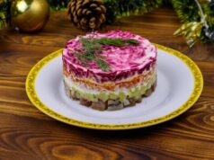 Приготовление печеночного торта из свиной печени с луком и морковью