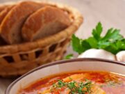 Классический рассольник с перловкой, говядиной и солеными огурцами в кастрюле