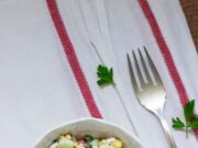 Крабовый салат с кукурузой, огурцом, рисом и яйцом