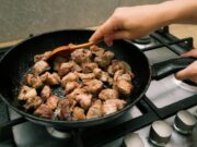 Приготовление куриной печени с луком и морковью на сковороде