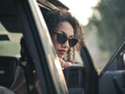 Женщина за рулем черной машины: к чему снится?