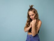 Чешется правый локоть у девушки: народные приметы и суеверия