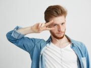 Чешется правая бровь: приметы для мужчин