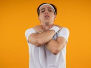 Чешется левое плечо у мужчин: народные приметы и суеверия