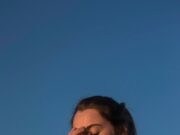 Приметы: горит правое ухо у девушки в воскресенье вечером