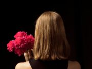 Аватарка для женщины: брюнетка со спины с длинными волосами