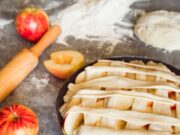 Яблочный пирог на молоке и яйцах с разрыхлителем