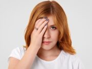 Чешется правый глаз у девушки: народные приметы и причины