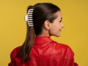 Прическа с хвостом на средние волосы