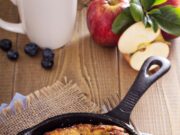 Шарлотка на сковороде с яблоками