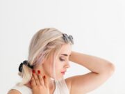 Чешется левая мочка уха: народные приметы и суеверия