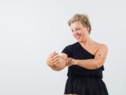 Чешется правый локоть: примета для женщин