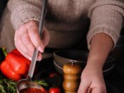 Как потушить фрикадельки в сковороде в томатном соусе