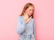 Левое ухо горит и чешется: возможные причины и последствия