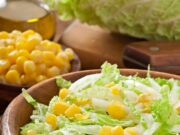 Летний салат с огурцом и кукурузой