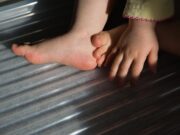 Чешется левая стопа в среду: народные приметы и суеверия