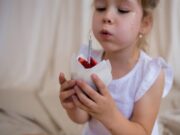 Ребенок в крови: значение сна для девочки