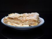 Наполеон: торт из слоеного теста со сгущенкой