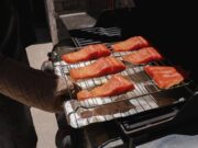 Жарка стейка из семги на мангале