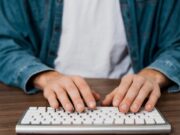 Как написать знак больше на клавиатуре