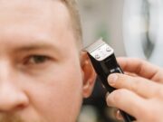 Подстригание волос машинкой с переходом для мужчин