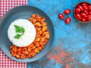 Тушеная курица с рисом в сковороде