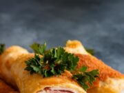 Рулетики с беконом и курицей в духовке