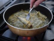 Скумбрия на сковороде с луком: рецепты