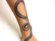 Значение татуировки змеи на руке женщины