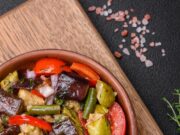 Рецепт салата с жареными баклажанами и помидорами