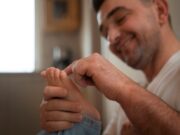 Чешется средний палец на правой ноге: причины и решения