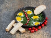 Капуста брокколи с яйцом на сковороде