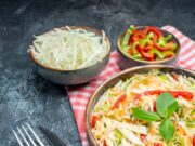 Салат из пекинской капусты, кукурузы и курицы