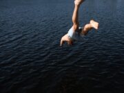 К чему снится плавать по воде