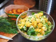 Салат с зеленым горошком: рецепты и варианты