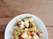 Витаминный салат с капустой и яблоком