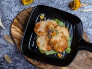 Курица в панировке на сковороде